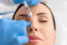 Traitement des volumes du visage par injections d’acide hyaluronique